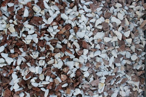 Kamenclub.ru: Мраморная крошка (щебень крошка микс: белый-розовый) фр. 10-20 мм.  купить в Перми мрамор белый, розовый каменный декоративный ландшафтный щебень 12000 руб/т   фото КАМЕНЬ КЛУБ